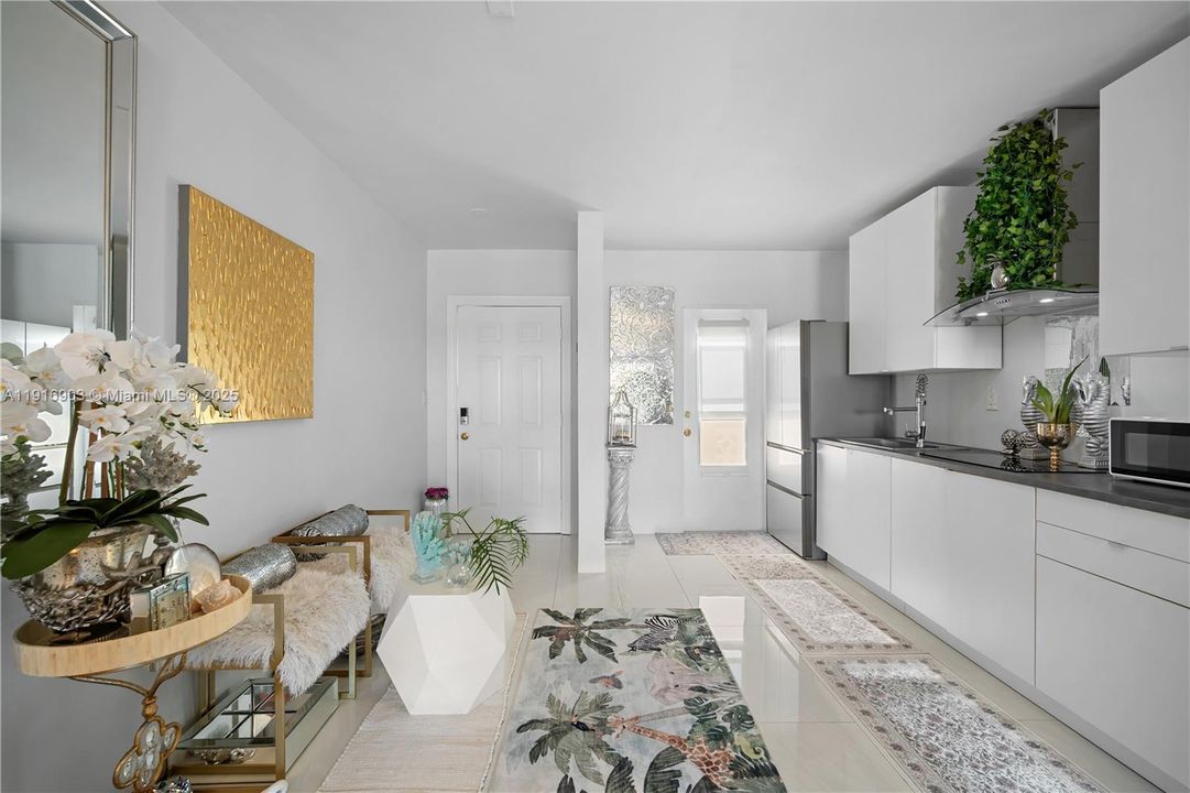 待售: $245,000 (1 贝兹, 1 浴室, 709 平方英尺)