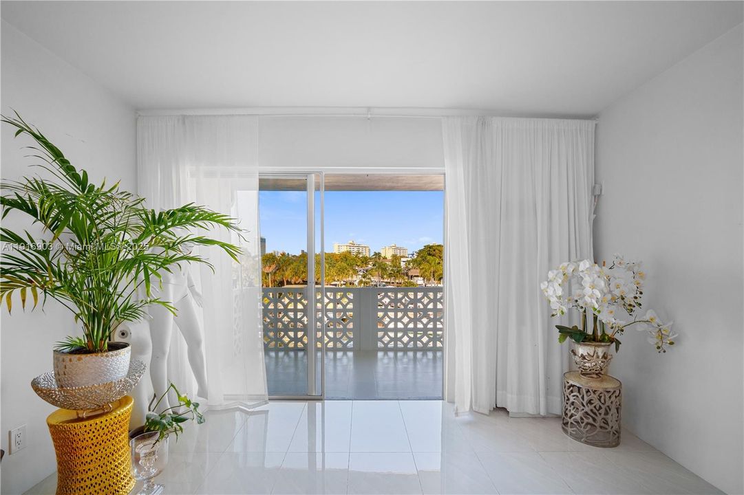 待售: $245,000 (1 贝兹, 1 浴室, 709 平方英尺)