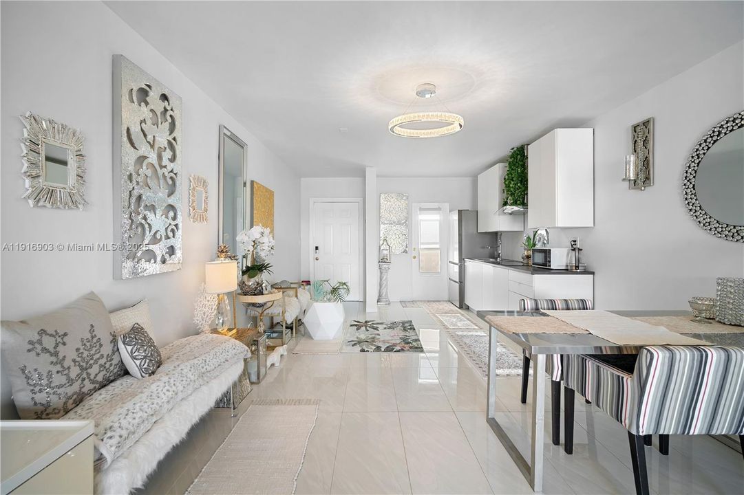 待售: $245,000 (1 贝兹, 1 浴室, 709 平方英尺)