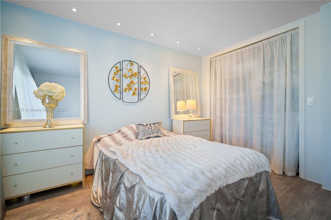 待售: $245,000 (1 贝兹, 1 浴室, 709 平方英尺)