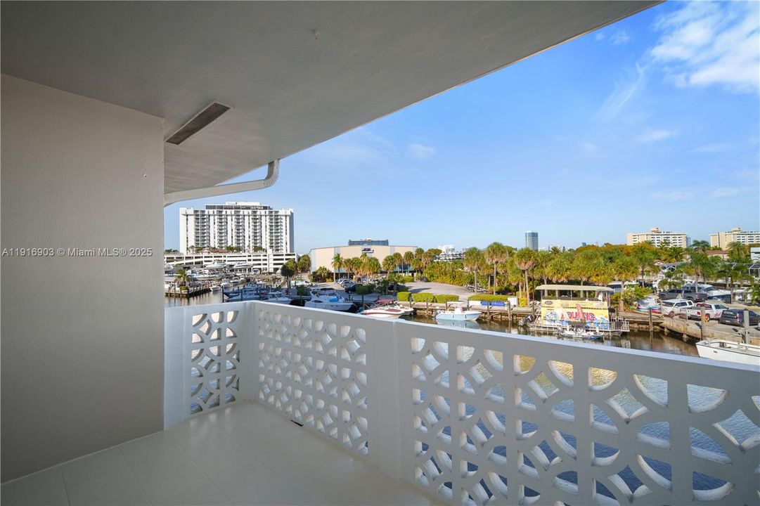 待售: $245,000 (1 贝兹, 1 浴室, 709 平方英尺)