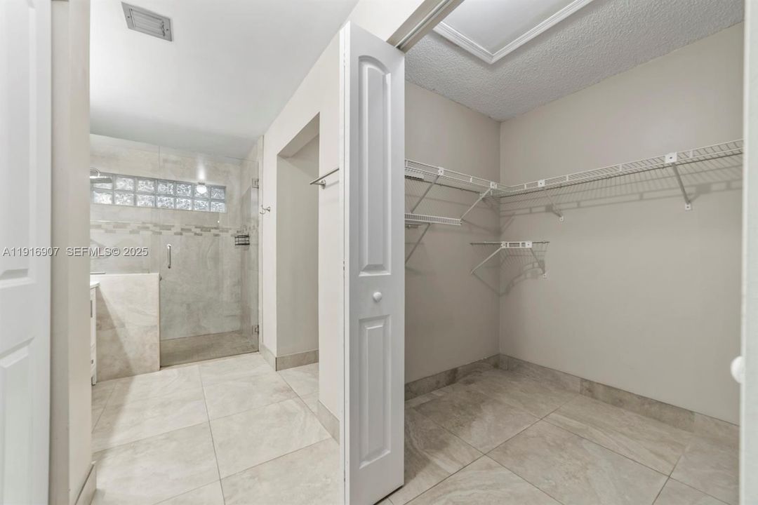 For Sale: $469,999 (3 beds, 2 baths, 1954 Square Feet)