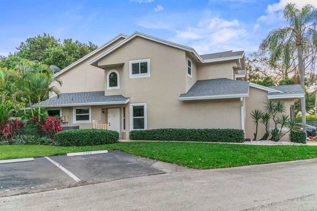 For Sale: $469,999 (3 beds, 2 baths, 1954 Square Feet)