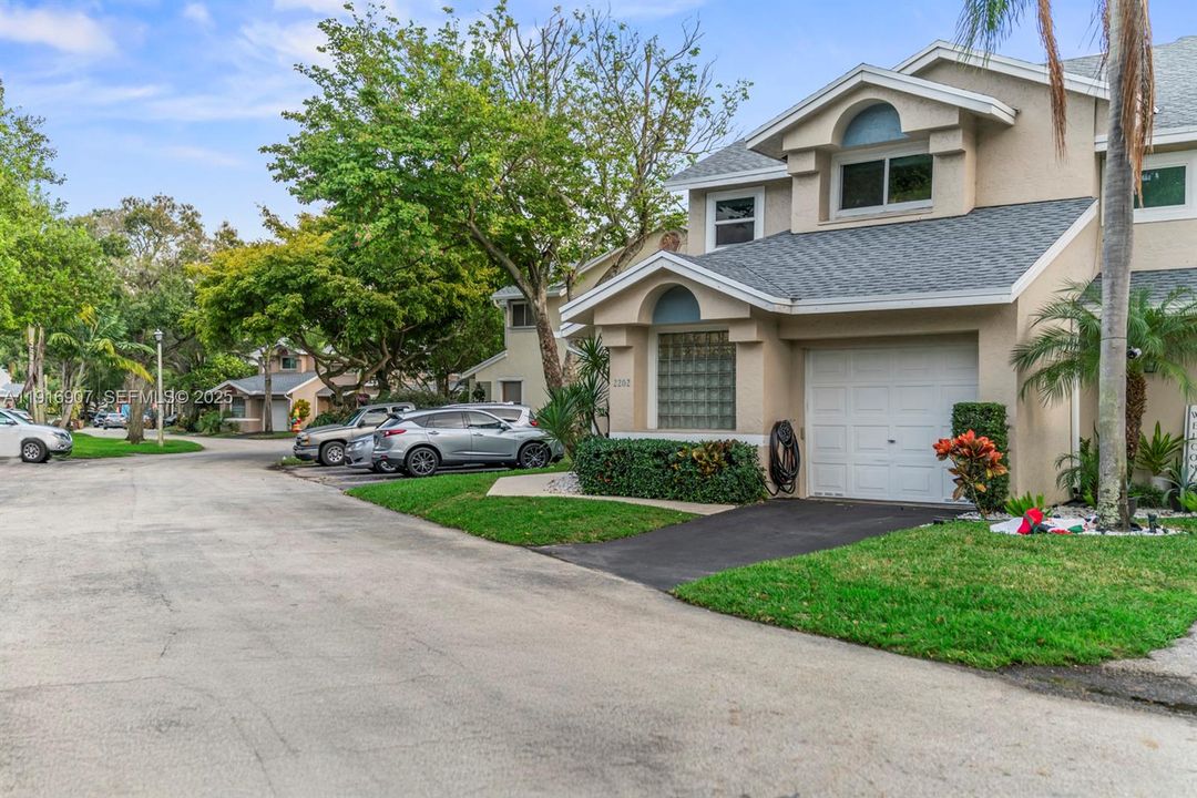 For Sale: $469,999 (3 beds, 2 baths, 1954 Square Feet)