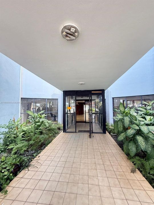 待售: $155,000 (1 贝兹, 1 浴室, 790 平方英尺)