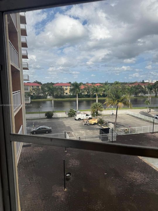 待售: $155,000 (1 贝兹, 1 浴室, 790 平方英尺)