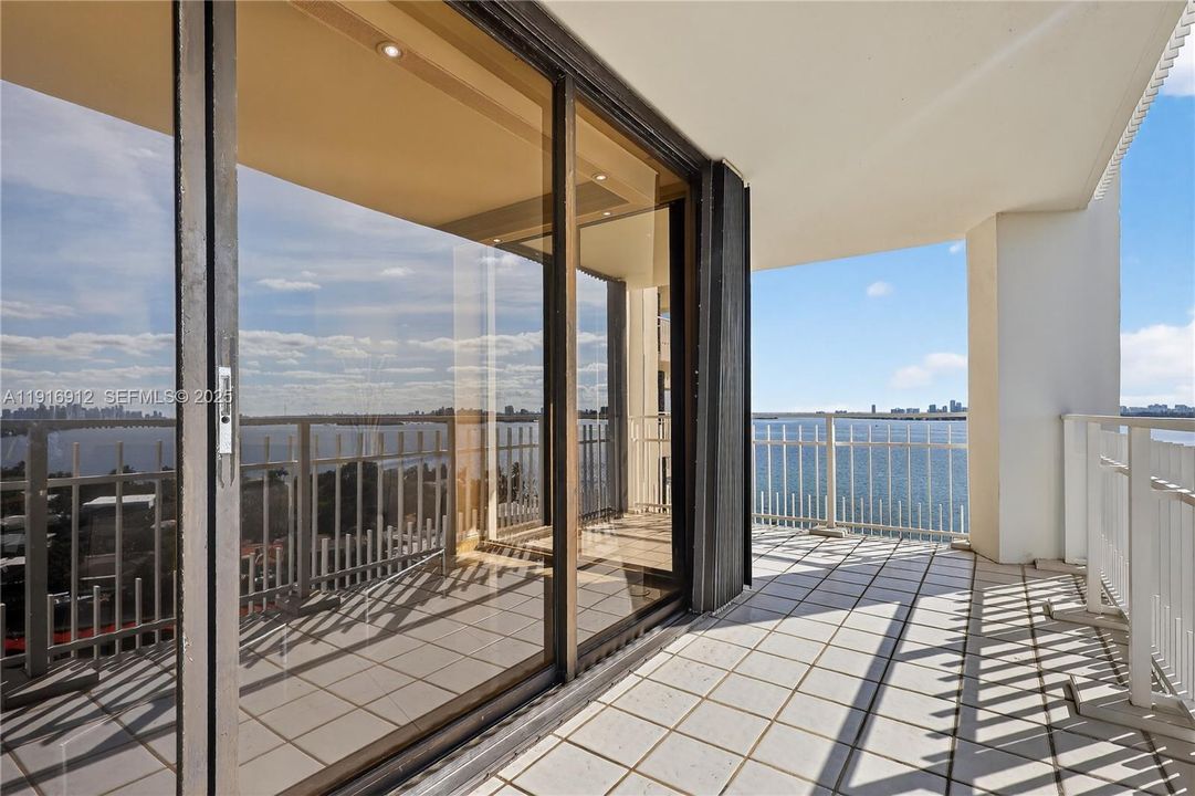 En Venta: $449,000 (2 camas, 2 baños, 1469 Pies cuadrados)