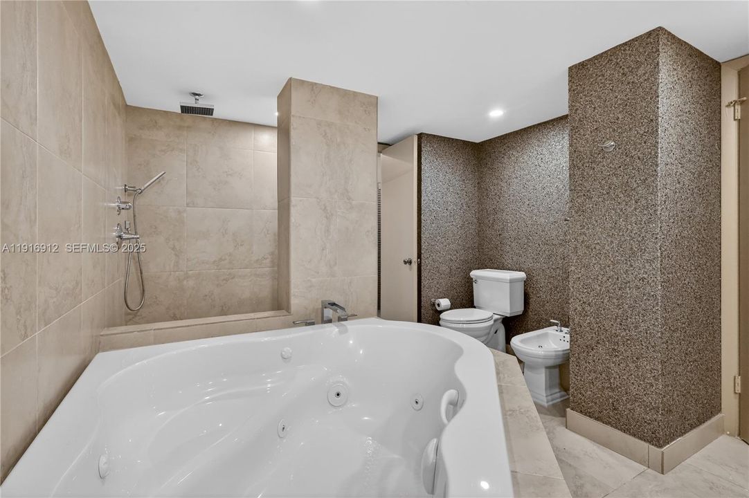 En Venta: $449,000 (2 camas, 2 baños, 1469 Pies cuadrados)