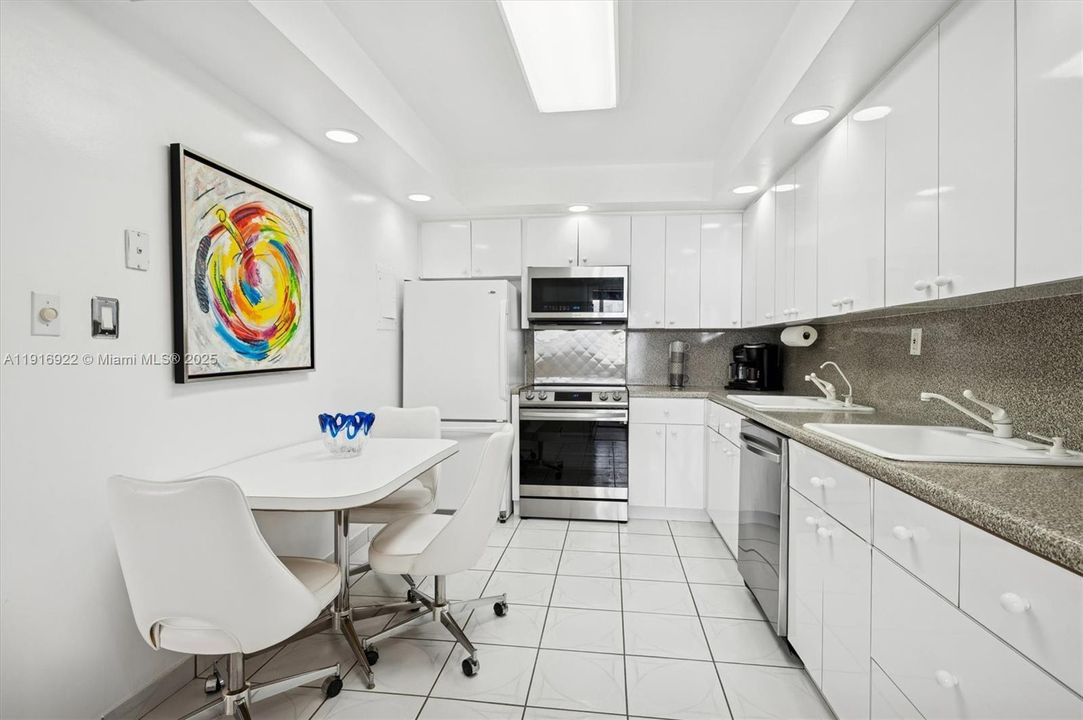 For Sale: $535,000 (2 beds, 2 baths, 1281 Square Feet)