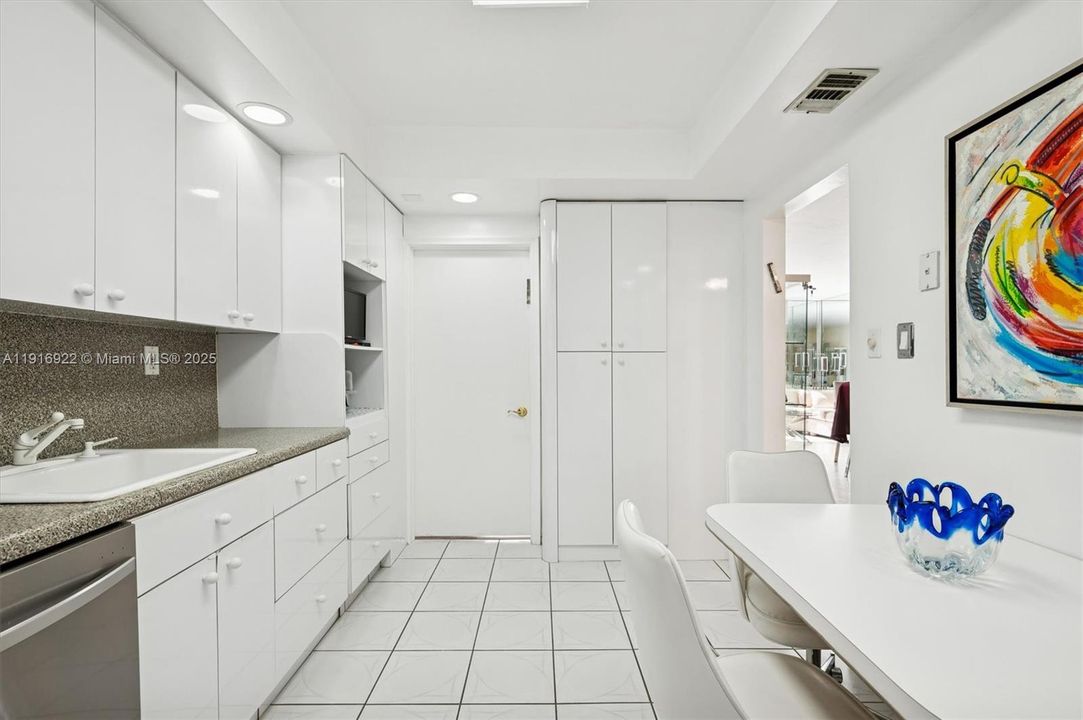 For Sale: $535,000 (2 beds, 2 baths, 1281 Square Feet)