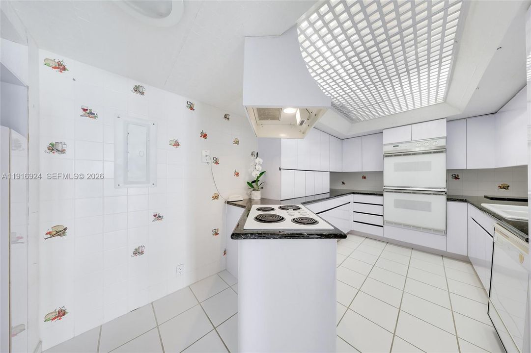 На продажу: $890,000 (3 спален, 3 ванн, 1624 Квадратных фут)