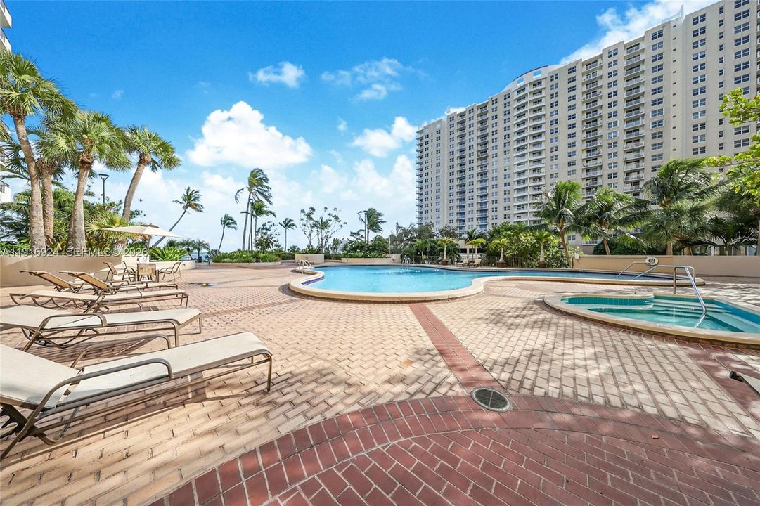 На продажу: $890,000 (3 спален, 3 ванн, 1624 Квадратных фут)