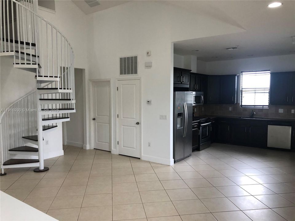 For Rent: $3,000 (2 beds, 2 baths, 1123 Square Feet)