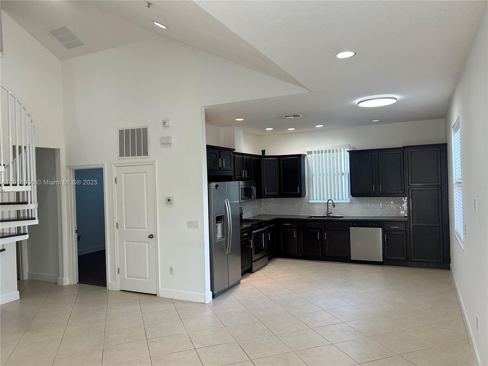 For Rent: $3,000 (2 beds, 2 baths, 1123 Square Feet)