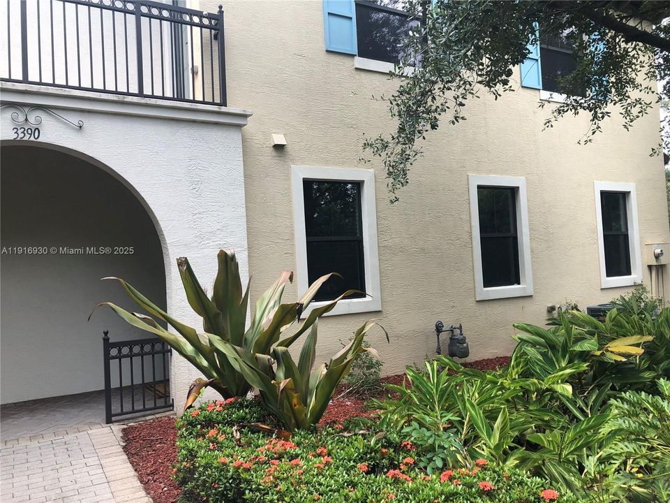 For Rent: $3,000 (2 beds, 2 baths, 1123 Square Feet)