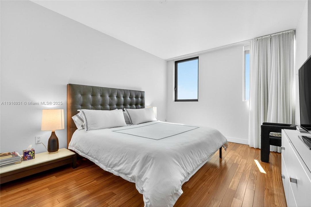 待售: $3,100,000 (2 贝兹, 2 浴室, 1213 平方英尺)