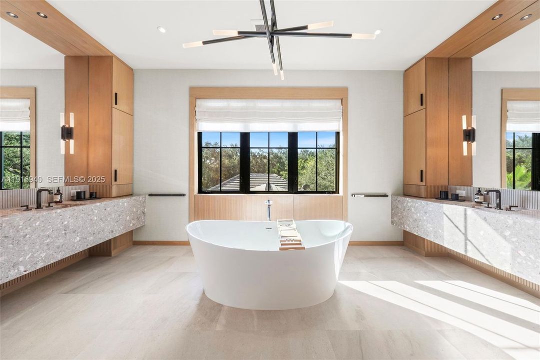 For Sale: $16,400,000 (7 beds, 6 baths, 10393 Square Feet)