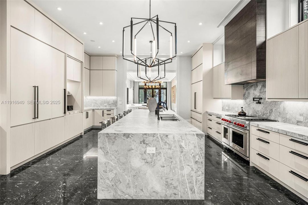 For Sale: $16,400,000 (7 beds, 6 baths, 10393 Square Feet)