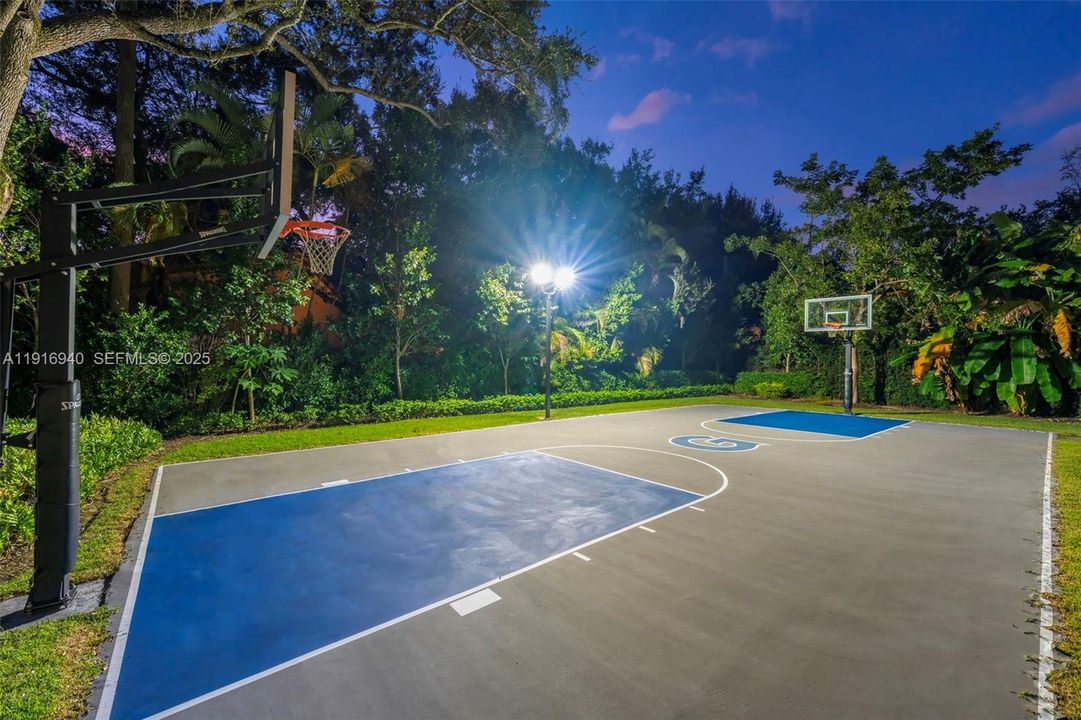 For Sale: $16,400,000 (7 beds, 6 baths, 10393 Square Feet)