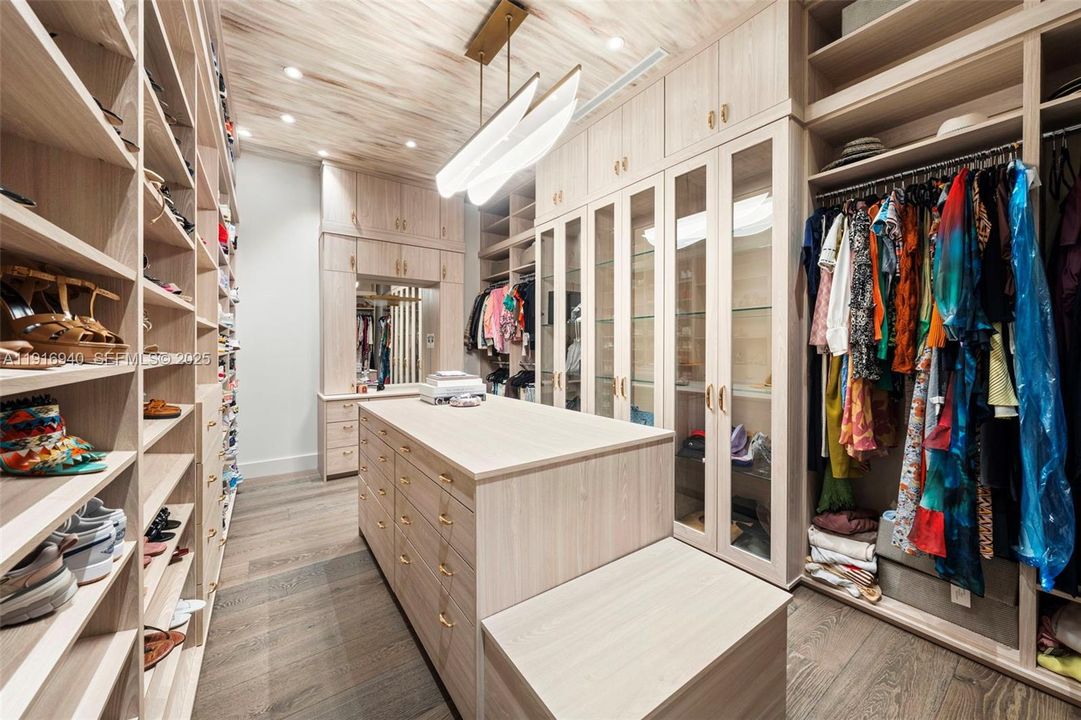 For Sale: $16,400,000 (7 beds, 6 baths, 10393 Square Feet)