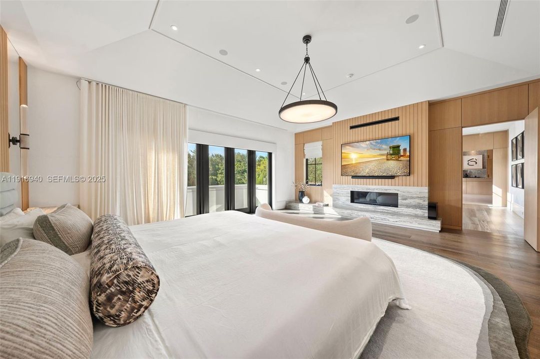 For Sale: $16,400,000 (7 beds, 6 baths, 10393 Square Feet)