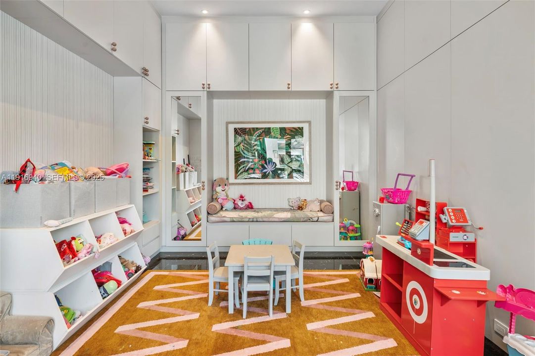 For Sale: $16,400,000 (7 beds, 6 baths, 10393 Square Feet)