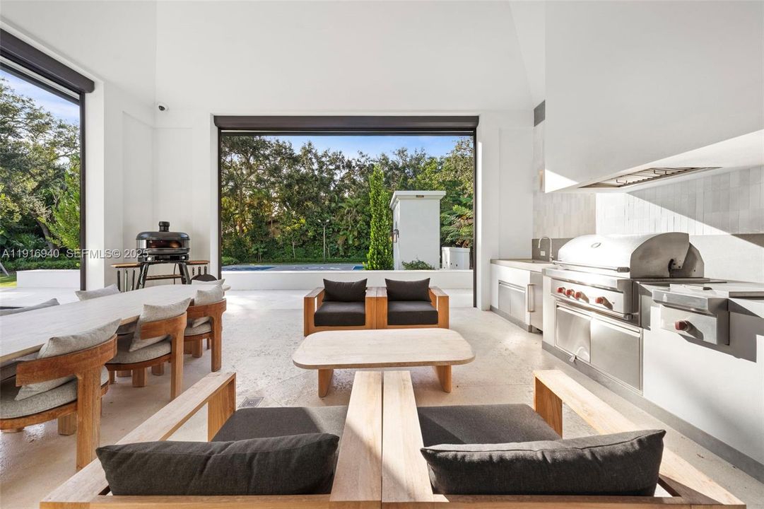 For Sale: $16,400,000 (7 beds, 6 baths, 10393 Square Feet)