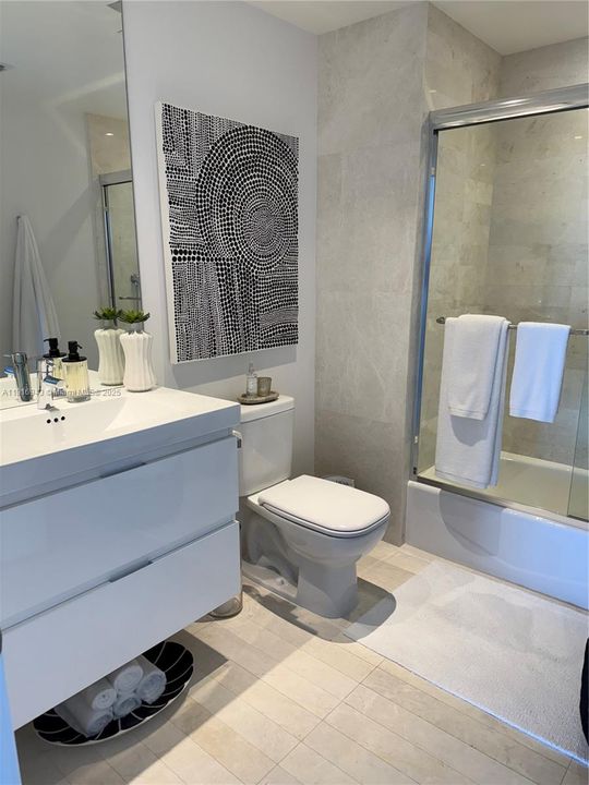 合同活跃: $1,200,000 (2 贝兹, 2 浴室, 1962 平方英尺)