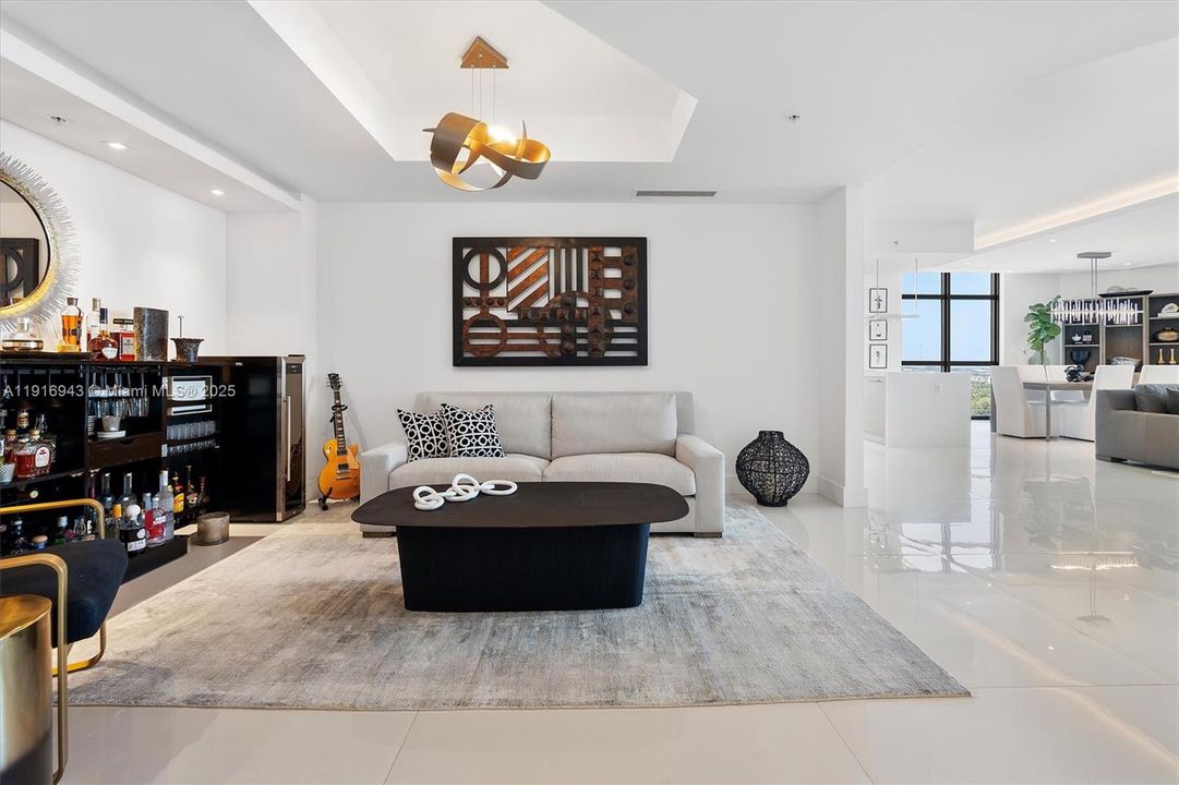 合同活跃: $1,200,000 (2 贝兹, 2 浴室, 1962 平方英尺)