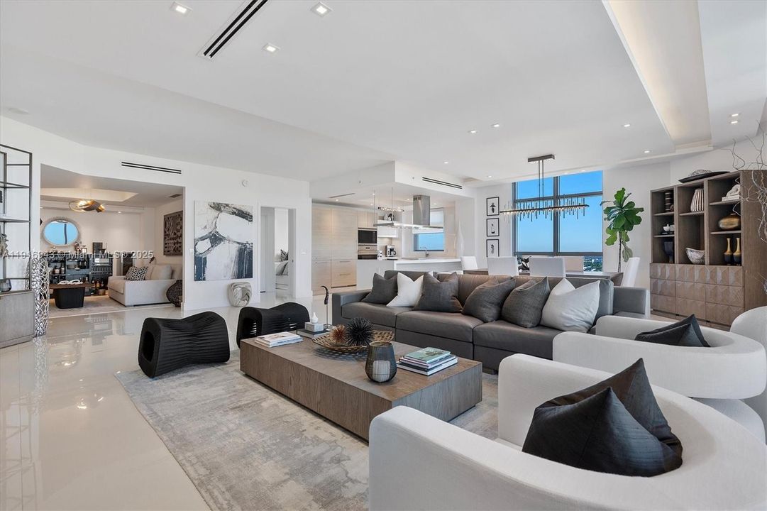 合同活跃: $1,200,000 (2 贝兹, 2 浴室, 1962 平方英尺)