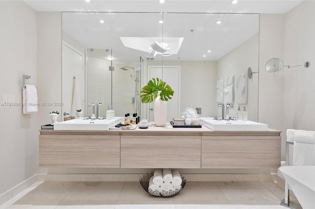 合同活跃: $1,200,000 (2 贝兹, 2 浴室, 1962 平方英尺)