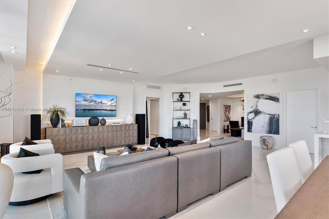 合同活跃: $1,200,000 (2 贝兹, 2 浴室, 1962 平方英尺)