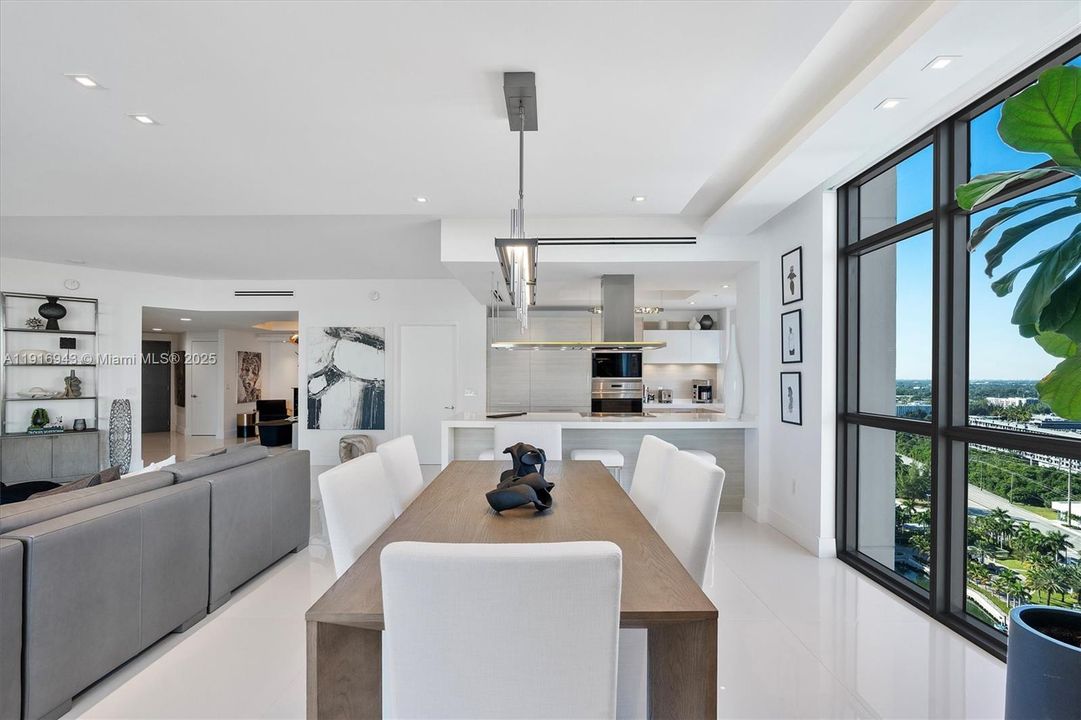 合同活跃: $1,200,000 (2 贝兹, 2 浴室, 1962 平方英尺)