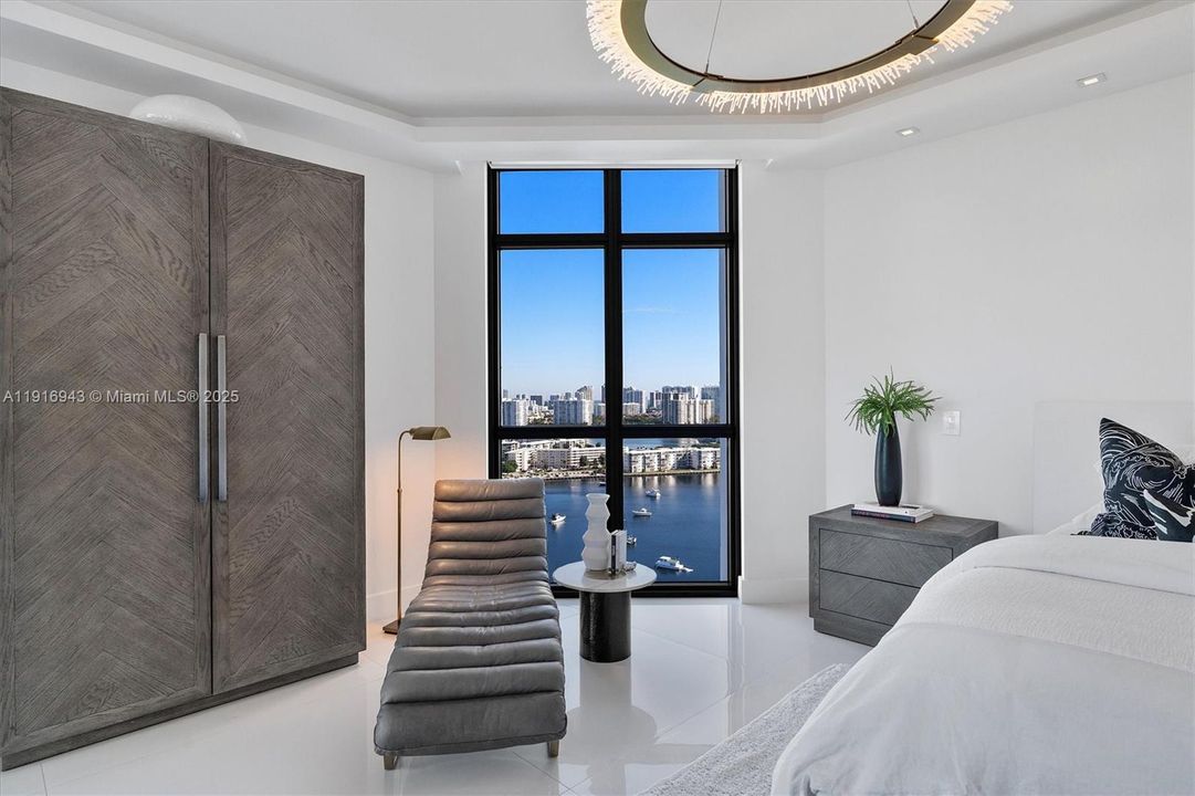 合同活跃: $1,200,000 (2 贝兹, 2 浴室, 1962 平方英尺)