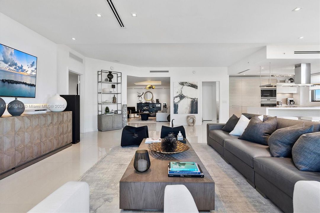 合同活跃: $1,200,000 (2 贝兹, 2 浴室, 1962 平方英尺)