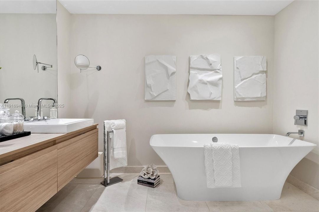 合同活跃: $1,200,000 (2 贝兹, 2 浴室, 1962 平方英尺)