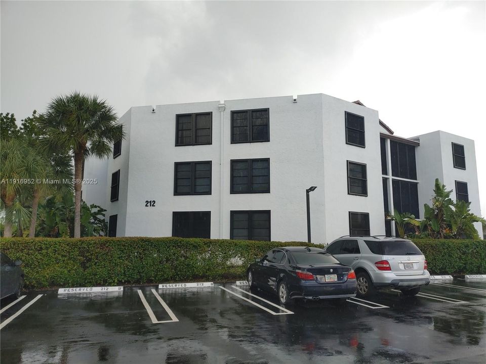 For Rent: $1,700 (2 beds, 2 baths, 890 Square Feet)