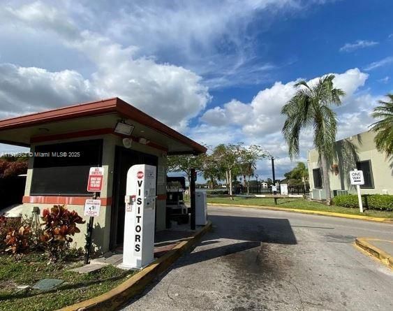 For Rent: $1,700 (2 beds, 2 baths, 890 Square Feet)