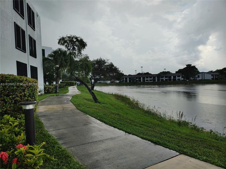 For Rent: $1,700 (2 beds, 2 baths, 890 Square Feet)