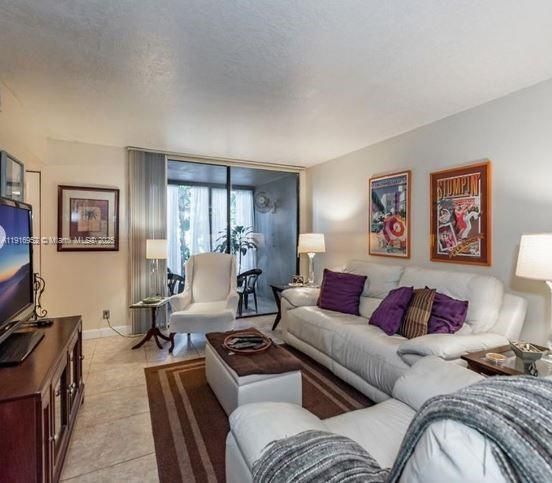 For Rent: $1,700 (2 beds, 2 baths, 890 Square Feet)