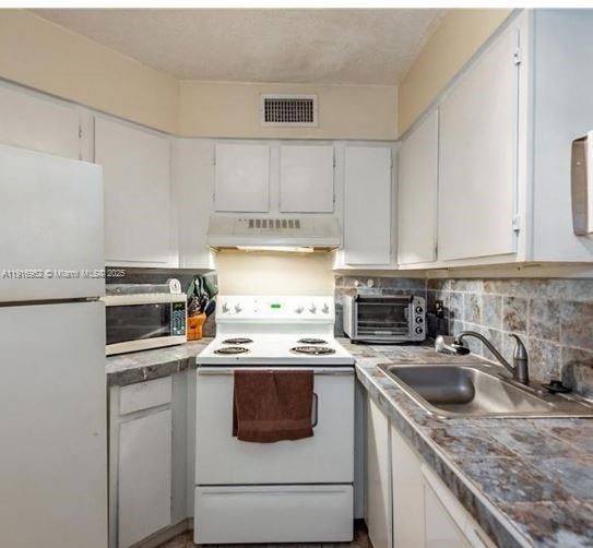 For Rent: $1,700 (2 beds, 2 baths, 890 Square Feet)