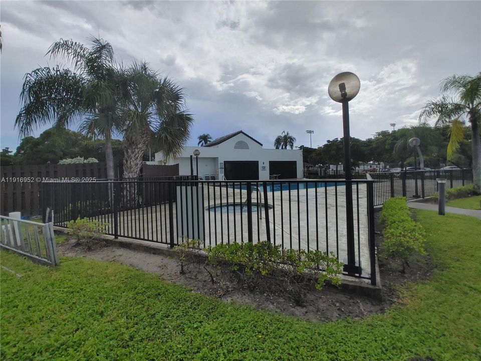 For Rent: $1,700 (2 beds, 2 baths, 890 Square Feet)