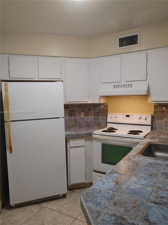 For Rent: $1,700 (2 beds, 2 baths, 890 Square Feet)