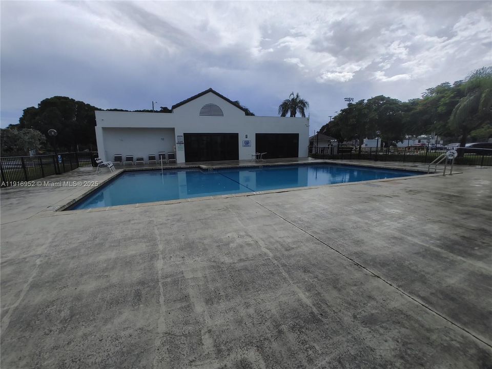 For Rent: $1,700 (2 beds, 2 baths, 890 Square Feet)