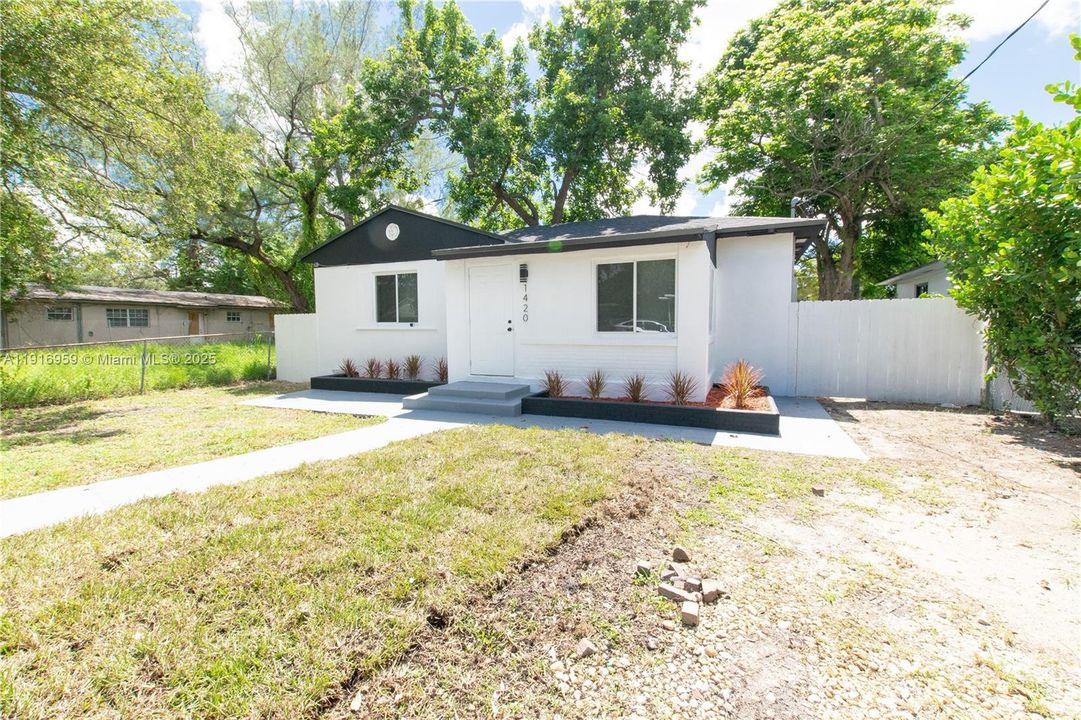 Active With Contract: $475,000 (3 beds, 2 baths, 1123 Square Feet)