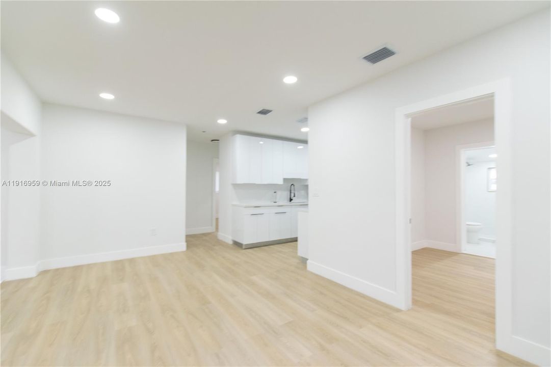 Active With Contract: $475,000 (3 beds, 2 baths, 1123 Square Feet)