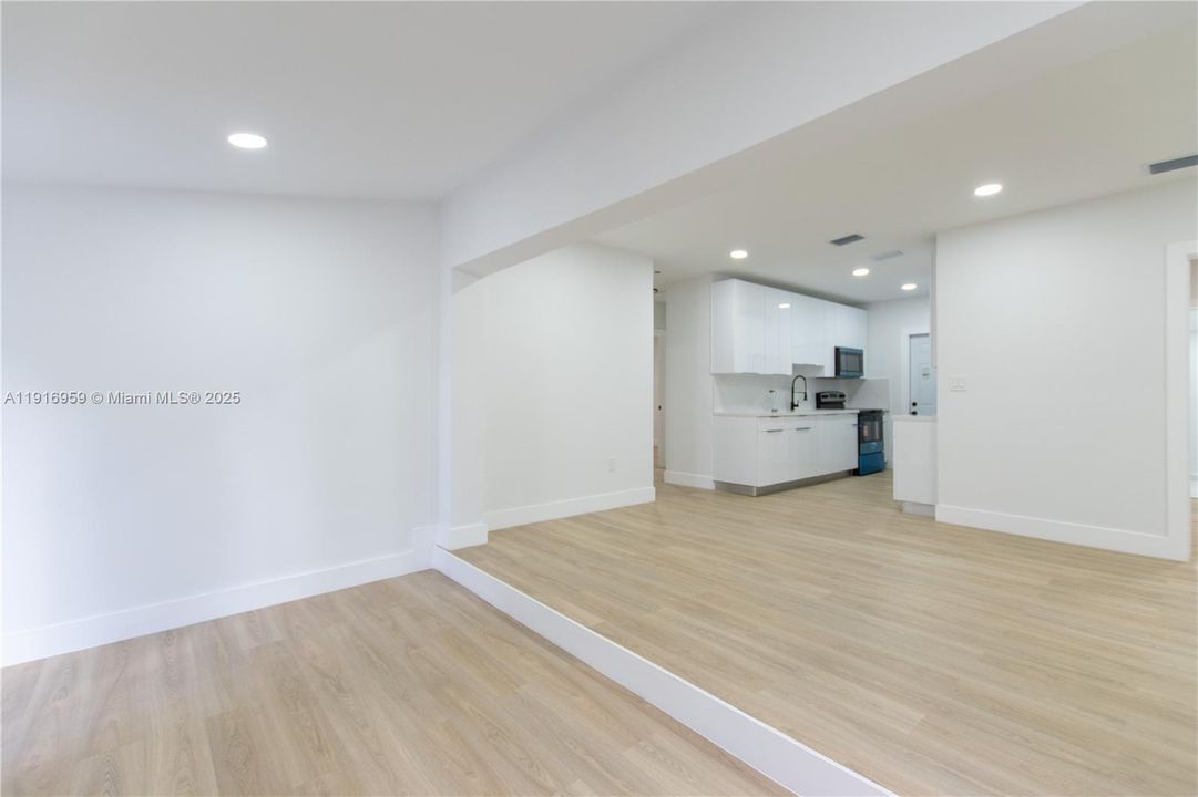 Active With Contract: $475,000 (3 beds, 2 baths, 1123 Square Feet)