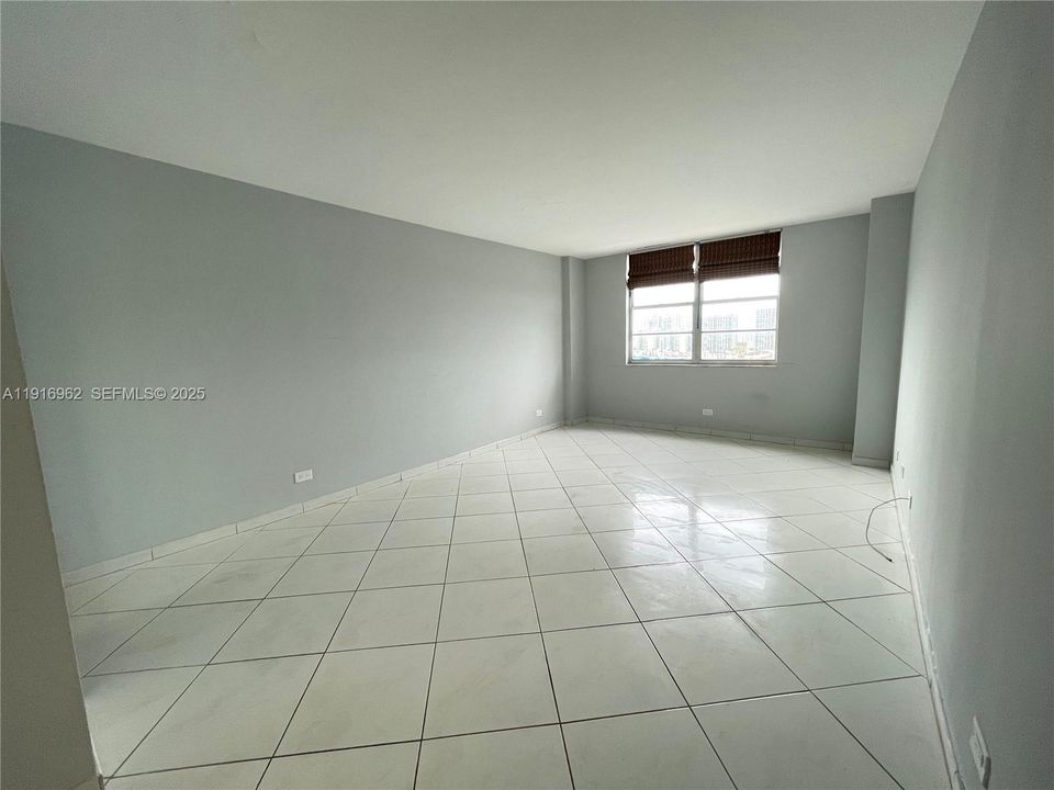 For Sale: $375,000 (2 beds, 2 baths, 1087 Square Feet)