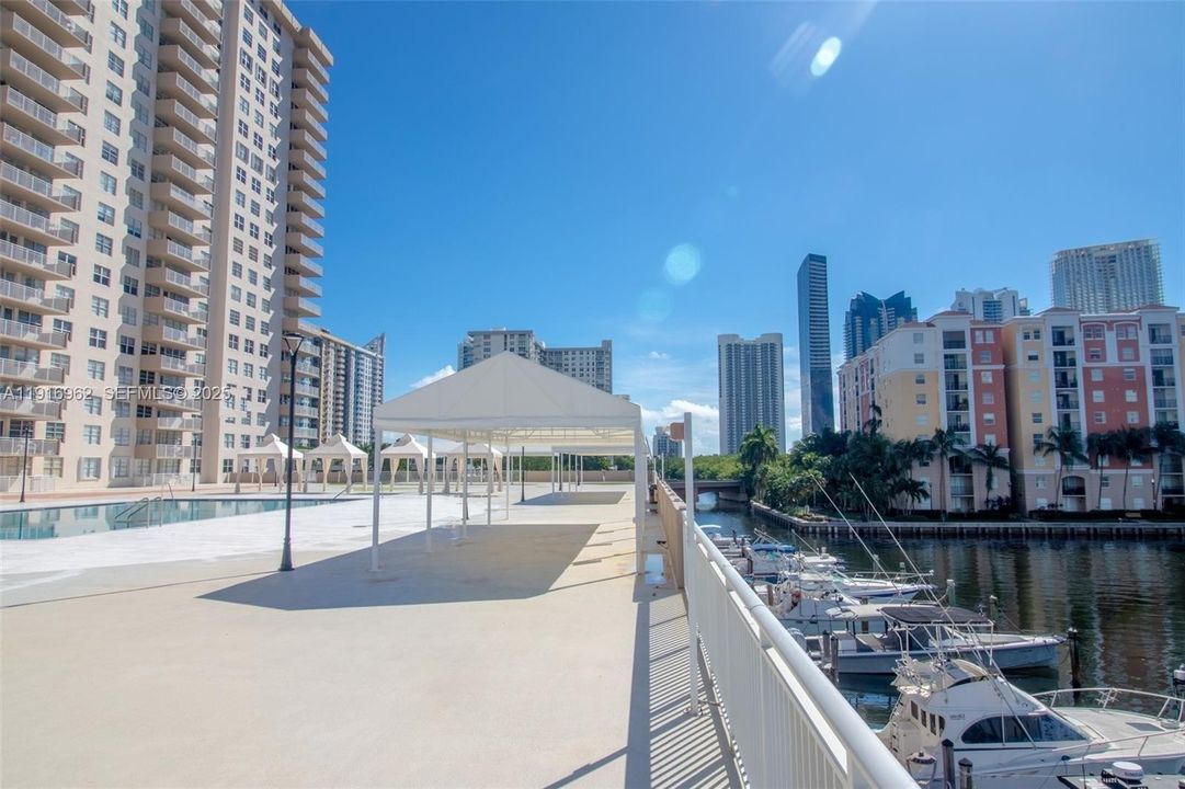 For Sale: $375,000 (2 beds, 2 baths, 1087 Square Feet)