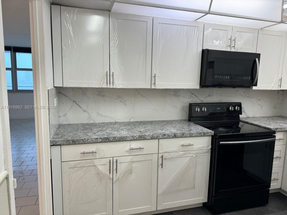 For Sale: $375,000 (2 beds, 2 baths, 1087 Square Feet)